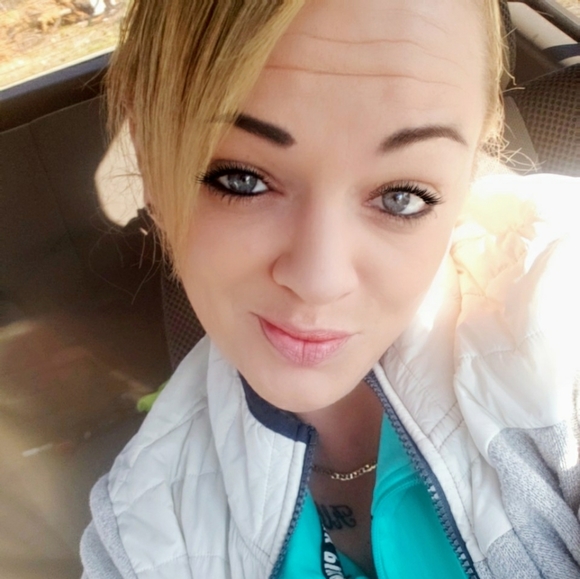 Meet your Posher, Jessica - Picture 2 of 2